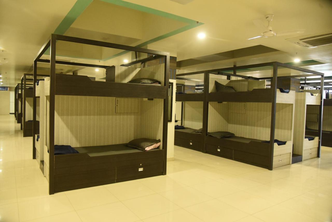 In & Out Dormitory อาเมดาบัด ภายนอก รูปภาพ