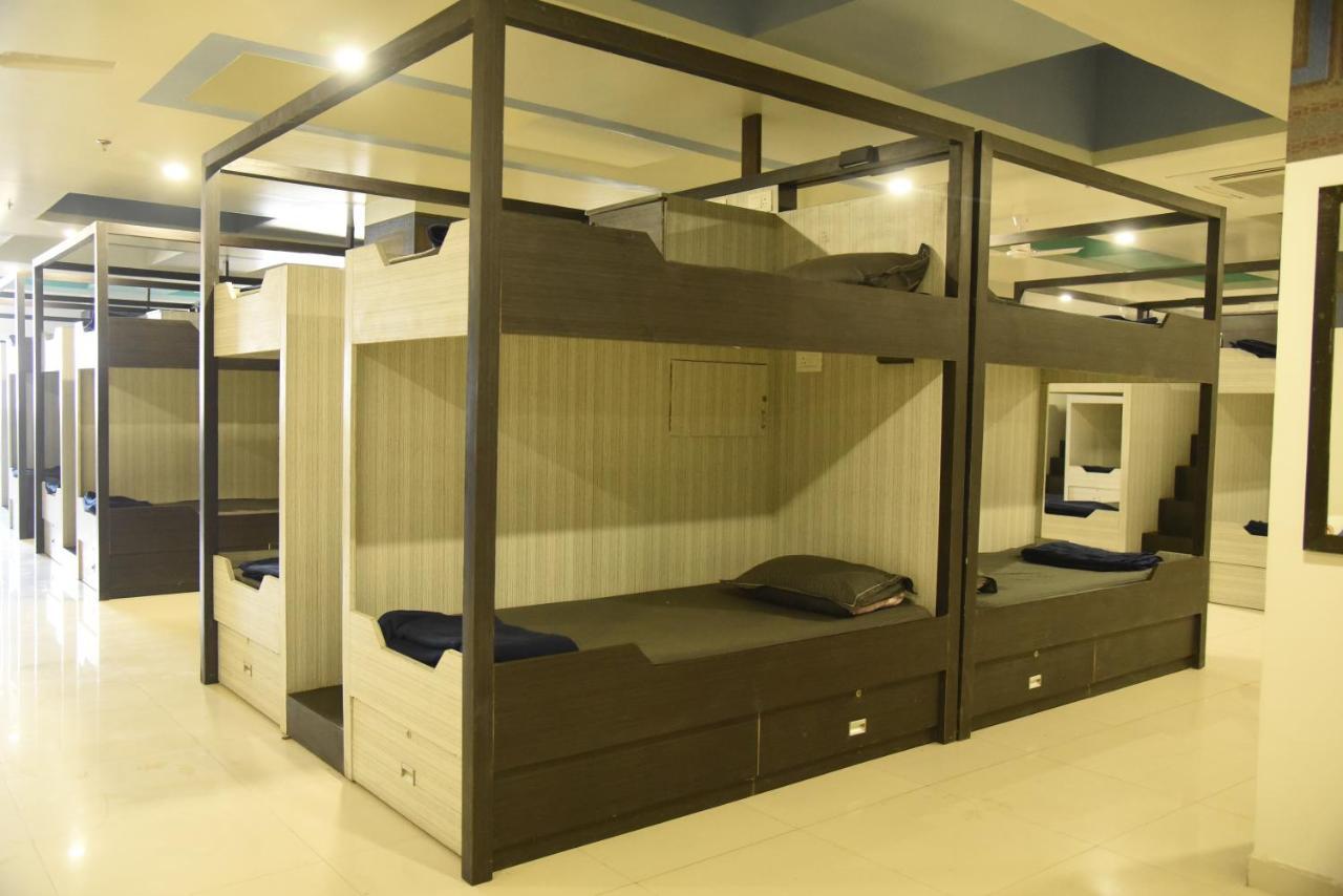 In & Out Dormitory อาเมดาบัด ภายนอก รูปภาพ
