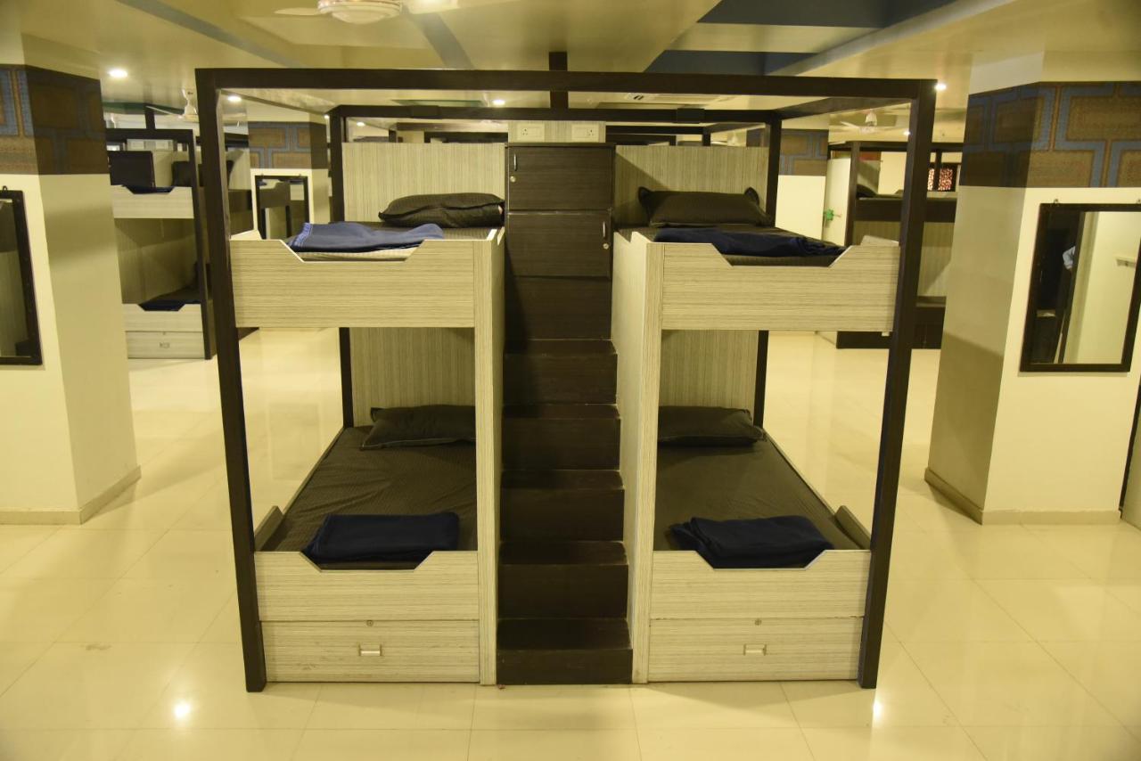 In & Out Dormitory อาเมดาบัด ภายนอก รูปภาพ