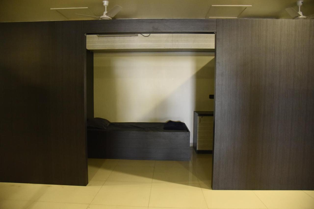 In & Out Dormitory อาเมดาบัด ภายนอก รูปภาพ
