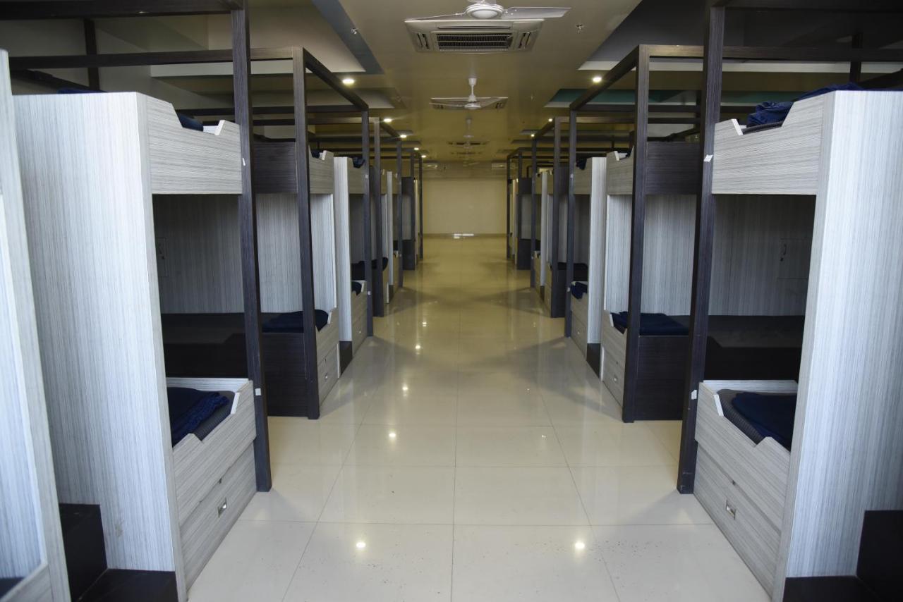In & Out Dormitory อาเมดาบัด ภายนอก รูปภาพ