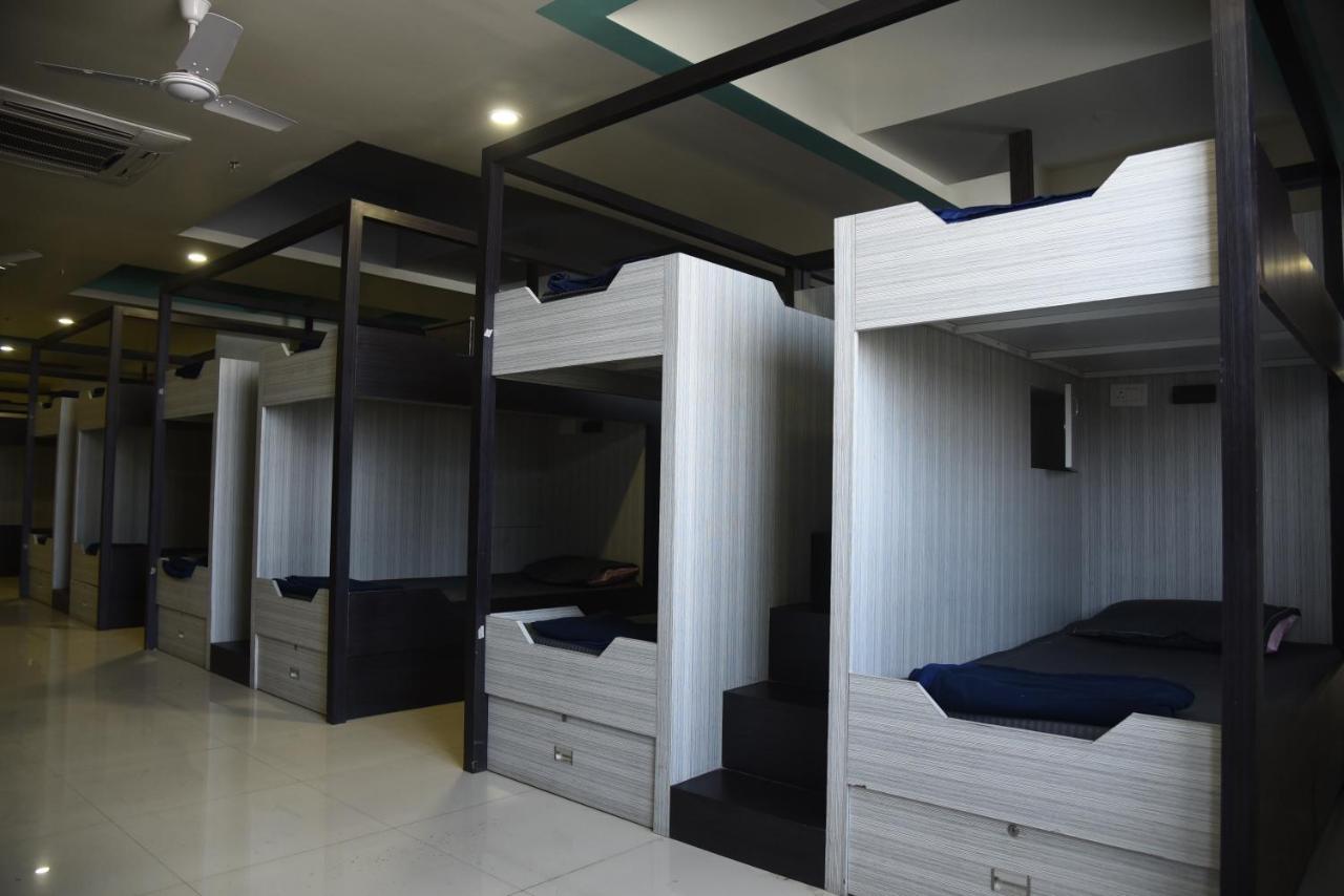 In & Out Dormitory อาเมดาบัด ภายนอก รูปภาพ