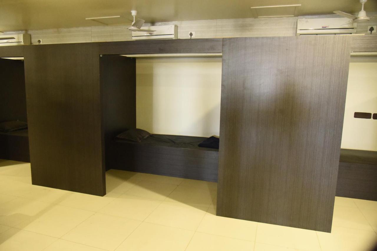 In & Out Dormitory อาเมดาบัด ภายนอก รูปภาพ