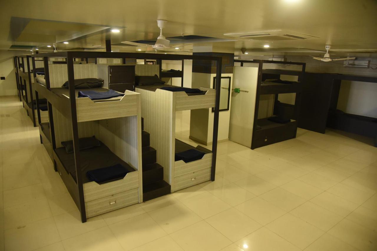 In & Out Dormitory อาเมดาบัด ภายนอก รูปภาพ