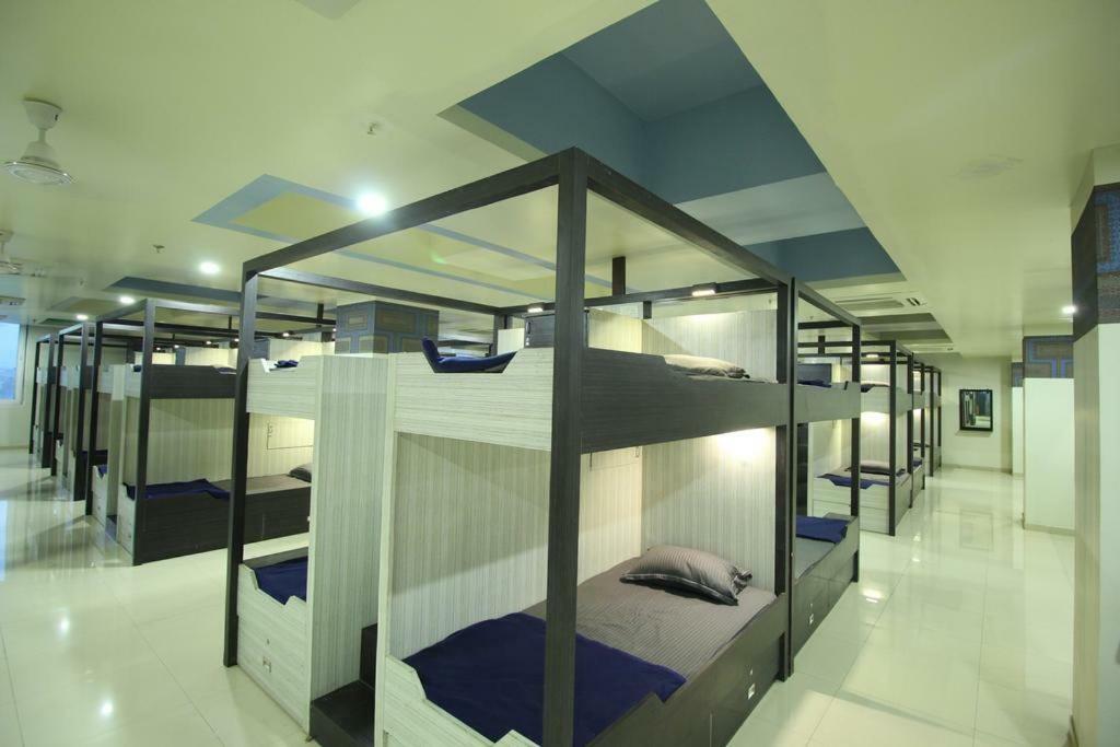 In & Out Dormitory อาเมดาบัด ภายนอก รูปภาพ