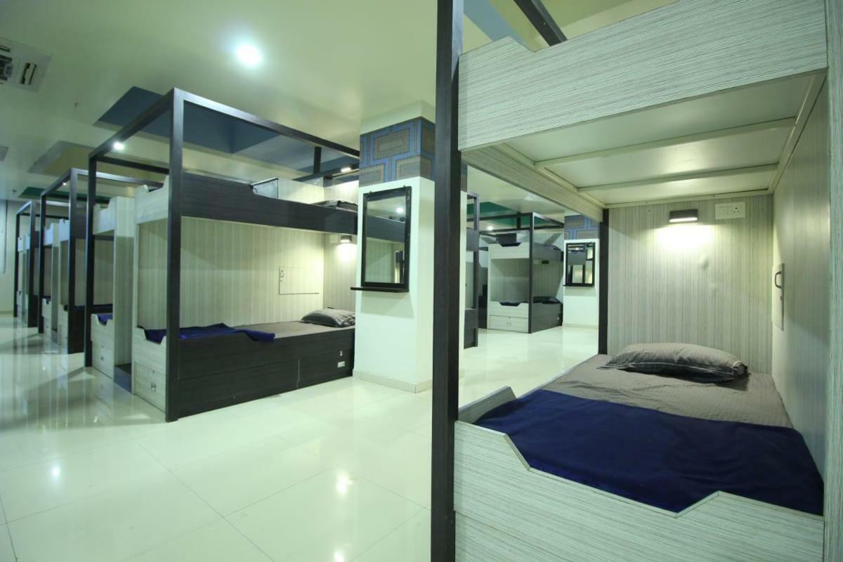 In & Out Dormitory อาเมดาบัด ภายนอก รูปภาพ