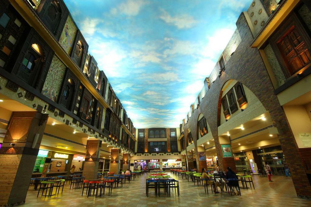 In & Out Dormitory อาเมดาบัด ภายนอก รูปภาพ