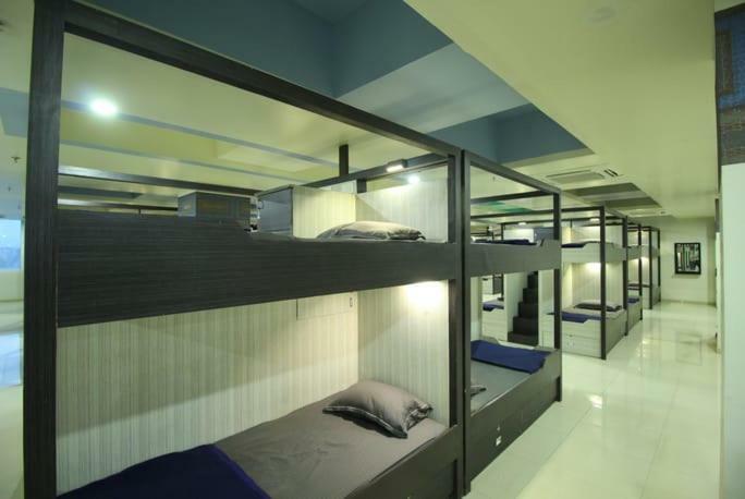 In & Out Dormitory อาเมดาบัด ภายนอก รูปภาพ