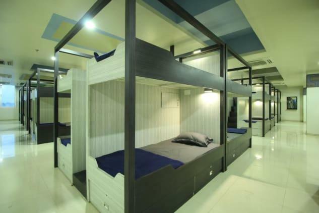 In & Out Dormitory อาเมดาบัด ภายนอก รูปภาพ